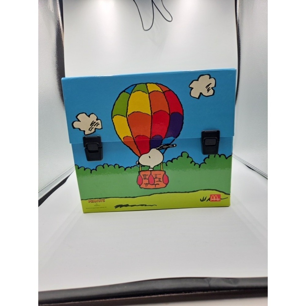 Vintage Peanuts Snoopy World Tour 2 McDonald's Figure Set Carry Case Complete 28